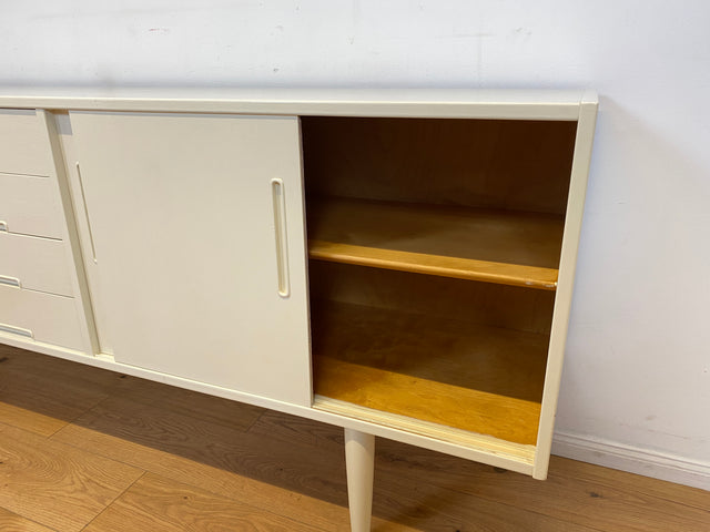 WMK I Stilvolles langes skandinavisches 60er Jahre Sideboard, Vollholz weiß lackiert, mit Schiebetüren I Kommode Schrank Anrichte Bank Vintage Danish Design Mid-Century Berlin Köln Hamburg