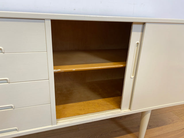 WMK I Stilvolles langes skandinavisches 60er Jahre Sideboard, Vollholz weiß lackiert, mit Schiebetüren I Kommode Schrank Anrichte Bank Vintage Danish Design Mid-Century Berlin Köln Hamburg
