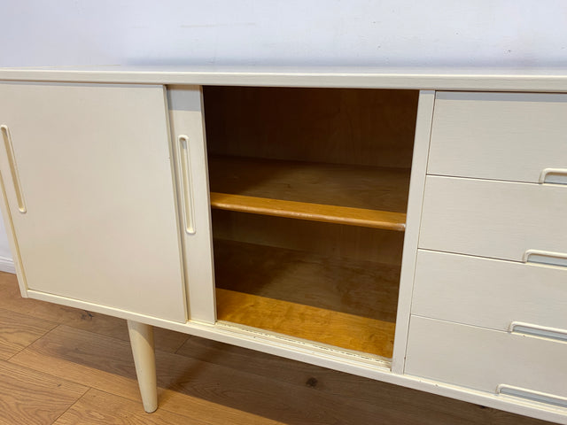 WMK I Stilvolles langes skandinavisches 60er Jahre Sideboard, Vollholz weiß lackiert, mit Schiebetüren I Kommode Schrank Anrichte Bank Vintage Danish Design Mid-Century Berlin Köln Hamburg
