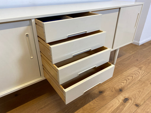 WMK I Stilvolles langes skandinavisches 60er Jahre Sideboard, Vollholz weiß lackiert, mit Schiebetüren I Kommode Schrank Anrichte Bank Vintage Danish Design Mid-Century Berlin Köln Hamburg