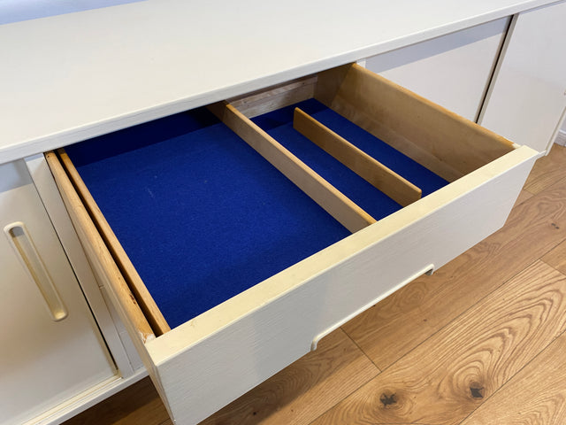 WMK I Stilvolles langes skandinavisches 60er Jahre Sideboard, Vollholz weiß lackiert, mit Schiebetüren I Kommode Schrank Anrichte Bank Vintage Danish Design Mid-Century Berlin Köln Hamburg