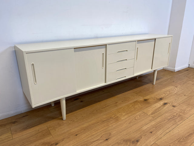 WMK I Stilvolles langes skandinavisches 60er Jahre Sideboard, Vollholz weiß lackiert, mit Schiebetüren I Kommode Schrank Anrichte Bank Vintage Danish Design Mid-Century Berlin Köln Hamburg