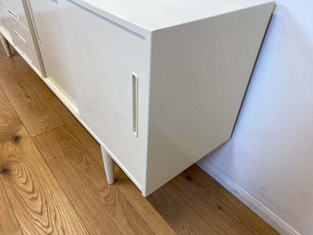 WMK I Stilvolles langes skandinavisches 60er Jahre Sideboard, Vollholz weiß lackiert, mit Schiebetüren I Kommode Schrank Anrichte Bank Vintage Danish Design Mid-Century Berlin Köln Hamburg