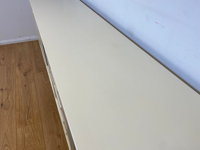 WMK I Stilvolles langes skandinavisches 60er Jahre Sideboard, Vollholz weiß lackiert, mit Schiebetüren I Kommode Schrank Anrichte Bank Vintage Danish Design Mid-Century Berlin Köln Hamburg