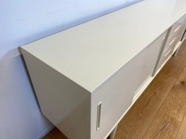WMK I Stilvolles langes skandinavisches 60er Jahre Sideboard, Vollholz weiß lackiert, mit Schiebetüren I Kommode Schrank Anrichte Bank Vintage Danish Design Mid-Century Berlin Köln Hamburg