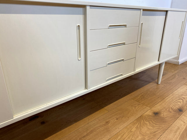 WMK I Stilvolles langes skandinavisches 60er Jahre Sideboard, Vollholz weiß lackiert, mit Schiebetüren I Kommode Schrank Anrichte Bank Vintage Danish Design Mid-Century Berlin Köln Hamburg