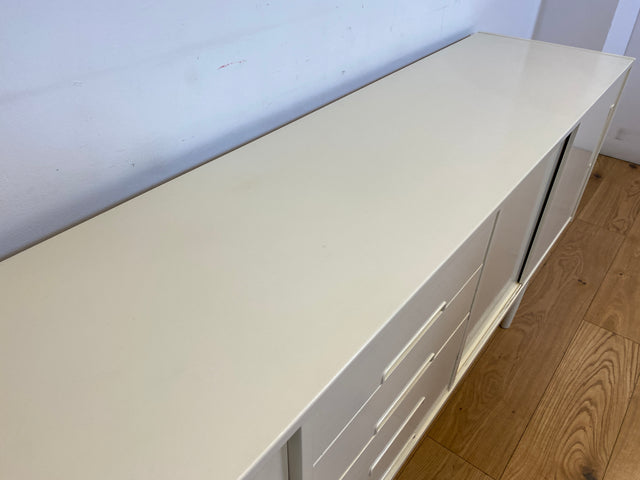WMK I Stilvolles langes skandinavisches 60er Jahre Sideboard, Vollholz weiß lackiert, mit Schiebetüren I Kommode Schrank Anrichte Bank Vintage Danish Design Mid-Century Berlin Köln Hamburg