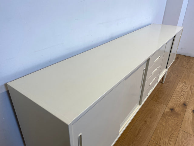 WMK I Stilvolles langes skandinavisches 60er Jahre Sideboard, Vollholz weiß lackiert, mit Schiebetüren I Kommode Schrank Anrichte Bank Vintage Danish Design Mid-Century Berlin Köln Hamburg