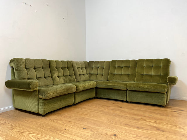 WMK I Schönes und äußerst gemütliches modulares 70er Jahre Ecksofa mit grünem gestepptem Originalbezug I Couch Eckcouch Sitzecke Wohnzimmer Polstergarnitur Retro Vintage Berlin Passau Leipzig Nürnberg