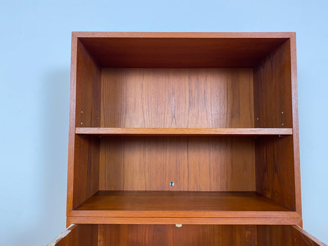 WMK # Stilvolles & gut erhaltenes modulares Mid-Century Highboard, Vollholz in Teak, mit später weißer Lackierung # Schrank Bücherschrank Regalwand Schrankwand Regal Sideboard Kommode Teakholz Vintage
