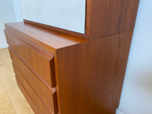 WMK # Stilvolles & gut erhaltenes modulares Mid-Century Highboard, Vollholz in Teak, mit später weißer Lackierung # Schrank Bücherschrank Regalwand Schrankwand Regal Sideboard Kommode Teakholz Vintage