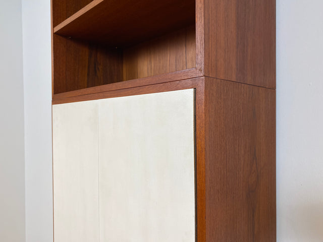 WMK # Stilvolles & gut erhaltenes modulares Mid-Century Highboard, Vollholz in Teak, mit später weißer Lackierung # Schrank Bücherschrank Regalwand Schrankwand Regal Sideboard Kommode Teakholz Vintage