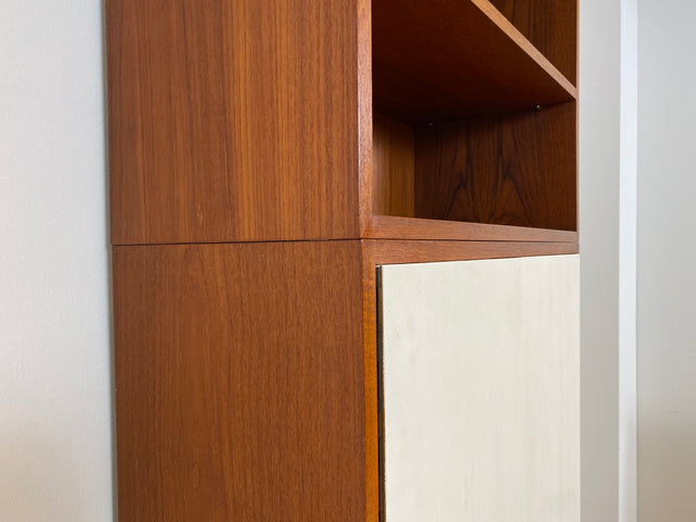 WMK # Stilvolles & gut erhaltenes modulares Mid-Century Highboard, Vollholz in Teak, mit später weißer Lackierung # Schrank Bücherschrank Regalwand Schrankwand Regal Sideboard Kommode Teakholz Vintage