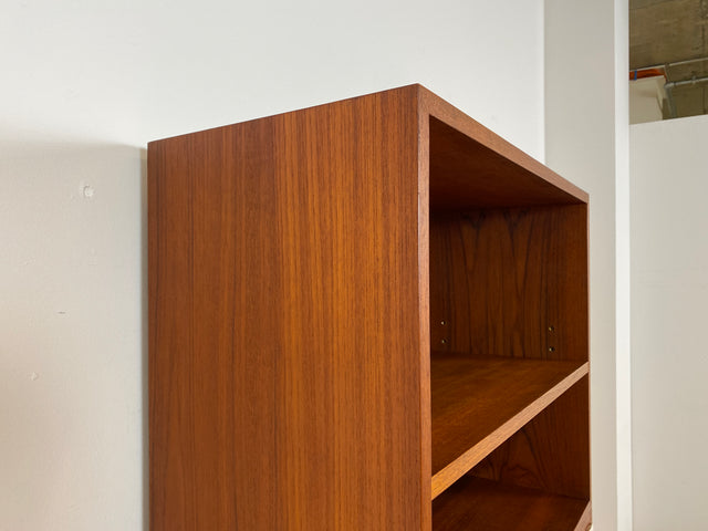 WMK # Stilvolles & gut erhaltenes modulares Mid-Century Highboard, Vollholz in Teak, mit später weißer Lackierung # Schrank Bücherschrank Regalwand Schrankwand Regal Sideboard Kommode Teakholz Vintage