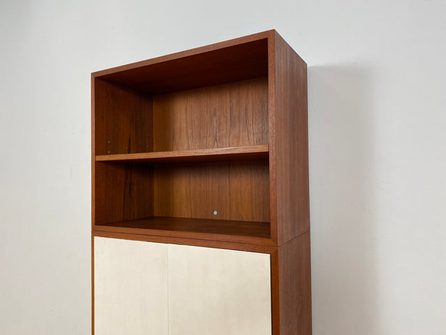 WMK # Stilvolles & gut erhaltenes modulares Mid-Century Highboard, Vollholz in Teak, mit später weißer Lackierung # Schrank Bücherschrank Regalwand Schrankwand Regal Sideboard Kommode Teakholz Vintage