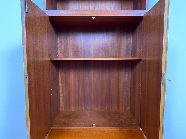 WMK # Stilvolles & gut erhaltenes modulares Mid-Century Highboard, Vollholz in Teak, mit später weißer Lackierung # Schrank Bücherschrank Regalwand Schrankwand Regal Sideboard Kommode Teakholz Vintage