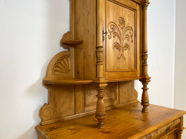 WMK # Elegante und gut erhaltene nordische antike Aufsatzanrichte aus vollem Holz mit handgeschnitzter Ornamentik # Anrichte Aufsatzbuffet Bauernschrank Buffet Büfett Barock Weichholz Vintage Berlin