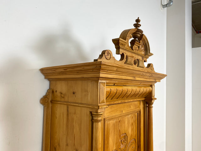 WMK # Elegante und gut erhaltene nordische antike Aufsatzanrichte aus vollem Holz mit handgeschnitzter Ornamentik # Anrichte Aufsatzbuffet Bauernschrank Buffet Büfett Barock Weichholz Vintage Berlin