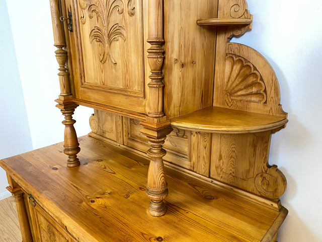 WMK # Elegante und gut erhaltene nordische antike Aufsatzanrichte aus vollem Holz mit handgeschnitzter Ornamentik # Anrichte Aufsatzbuffet Bauernschrank Buffet Büfett Barock Weichholz Vintage Berlin