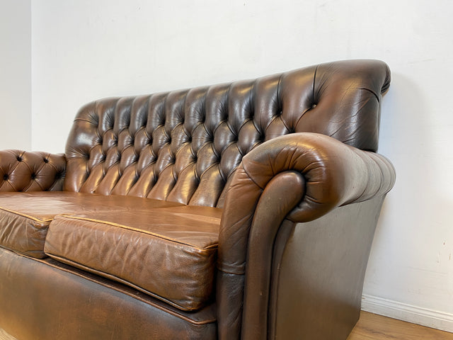 WMK I Charaktervolles original Englisches Chesterfield Sofa mit handgeknöpftem gestepptem Echt Leder Bezug und perfekter Patina I Sofa Couch Ledersofa Ledercouch 3-Sitzer Sitzgarnitur Leather Vintage