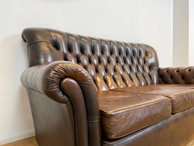 WMK I Charaktervolles original Englisches Chesterfield Sofa mit handgeknöpftem gestepptem Echt Leder Bezug und perfekter Patina I Sofa Couch Ledersofa Ledercouch 3-Sitzer Sitzgarnitur Leather Vintage