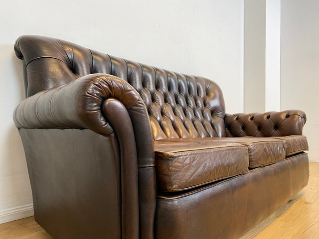 WMK I Charaktervolles original Englisches Chesterfield Sofa mit handgeknöpftem gestepptem Echt Leder Bezug und perfekter Patina I Sofa Couch Ledersofa Ledercouch 3-Sitzer Sitzgarnitur Leather Vintage