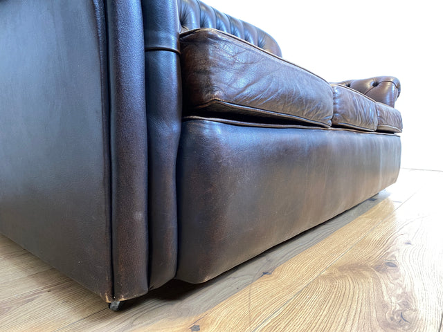 WMK I Charaktervolles original Englisches Chesterfield Sofa mit handgeknöpftem gestepptem Echt Leder Bezug und perfekter Patina I Sofa Couch Ledersofa Ledercouch 3-Sitzer Sitzgarnitur Leather Vintage