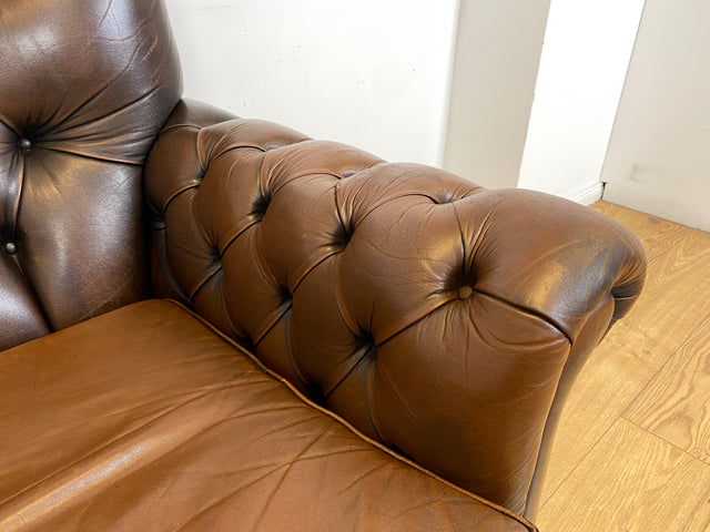 WMK I Charaktervolles original Englisches Chesterfield Sofa mit handgeknöpftem gestepptem Echt Leder Bezug und perfekter Patina I Sofa Couch Ledersofa Ledercouch 3-Sitzer Sitzgarnitur Leather Vintage