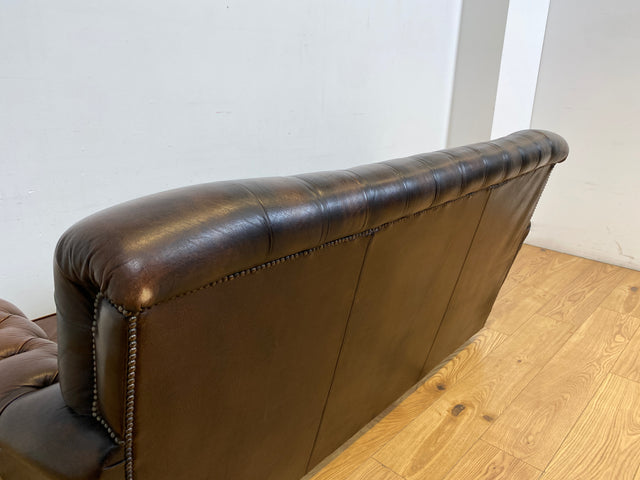 WMK I Charaktervolles original Englisches Chesterfield Sofa mit handgeknöpftem gestepptem Echt Leder Bezug und perfekter Patina I Sofa Couch Ledersofa Ledercouch 3-Sitzer Sitzgarnitur Leather Vintage