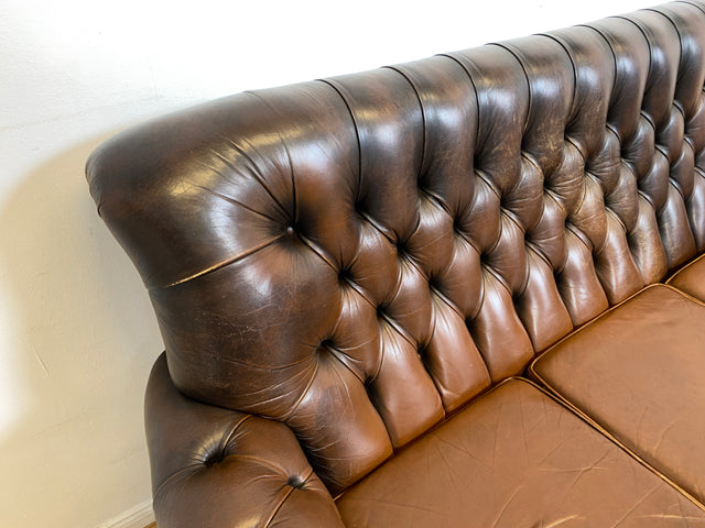 WMK I Charaktervolles original Englisches Chesterfield Sofa mit handgeknöpftem gestepptem Echt Leder Bezug und perfekter Patina I Sofa Couch Ledersofa Ledercouch 3-Sitzer Sitzgarnitur Leather Vintage