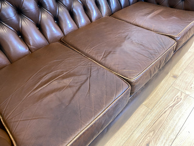 WMK I Charaktervolles original Englisches Chesterfield Sofa mit handgeknöpftem gestepptem Echt Leder Bezug und perfekter Patina I Sofa Couch Ledersofa Ledercouch 3-Sitzer Sitzgarnitur Leather Vintage