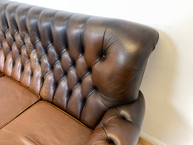 WMK I Charaktervolles original Englisches Chesterfield Sofa mit handgeknöpftem gestepptem Echt Leder Bezug und perfekter Patina I Sofa Couch Ledersofa Ledercouch 3-Sitzer Sitzgarnitur Leather Vintage
