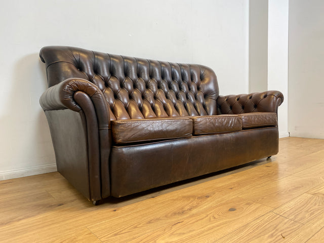 WMK I Charaktervolles original Englisches Chesterfield Sofa mit handgeknöpftem gestepptem Echt Leder Bezug und perfekter Patina I Sofa Couch Ledersofa Ledercouch 3-Sitzer Sitzgarnitur Leather Vintage