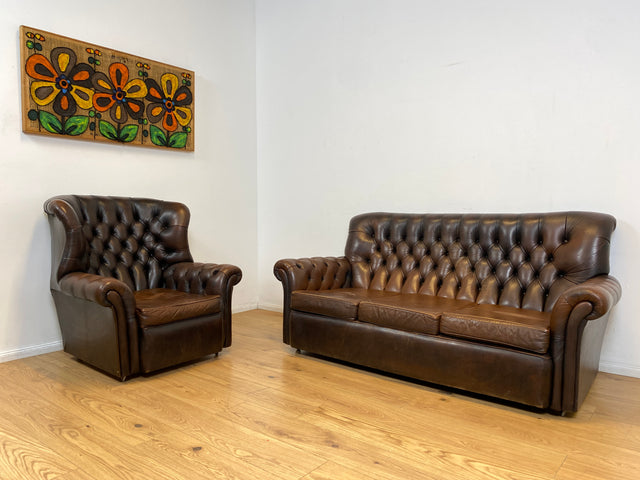 WMK I Charaktervolles original Englisches Chesterfield Sofa mit handgeknöpftem gestepptem Echt Leder Bezug und perfekter Patina I Sofa Couch Ledersofa Ledercouch 3-Sitzer Sitzgarnitur Leather Vintage