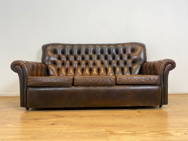 WMK I Charaktervolles original Englisches Chesterfield Sofa mit handgeknöpftem gestepptem Echt Leder Bezug und perfekter Patina I Sofa Couch Ledersofa Ledercouch 3-Sitzer Sitzgarnitur Leather Vintage