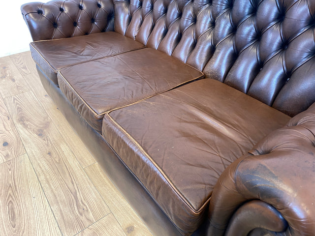 WMK I Charaktervolles original Englisches Chesterfield Sofa mit handgeknöpftem gestepptem Echt Leder Bezug und perfekter Patina I Sofa Couch Ledersofa Ledercouch 3-Sitzer Sitzgarnitur Leather Vintage
