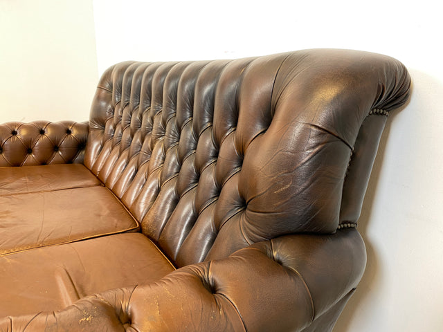 WMK I Charaktervolles original Englisches Chesterfield Sofa mit handgeknöpftem gestepptem Echt Leder Bezug und perfekter Patina I Sofa Couch Ledersofa Ledercouch 3-Sitzer Sitzgarnitur Leather Vintage