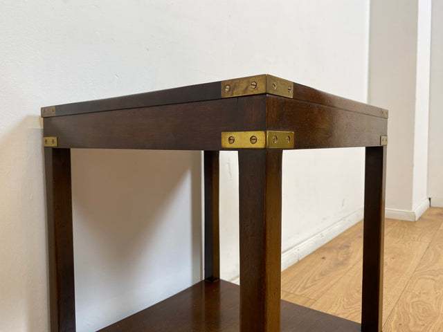 WMK # 1/2 Hochwertiger original englischer 60er Jahre Nachttisch von Reprodux im Herolds Kennedy Stil aus Mahagoni m. Messingbeschlag # Nachtschrank Nachtkommode Nachtschränkchen Beistelltisch Vintage