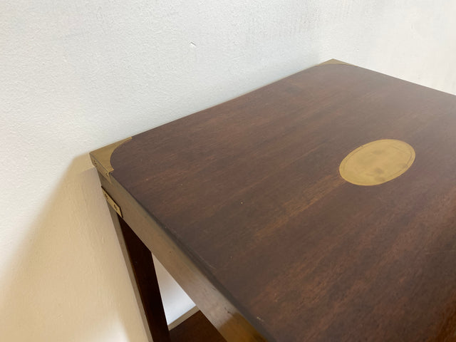WMK # 1/2 Hochwertiger original englischer 60er Jahre Nachttisch von Reprodux im Herolds Kennedy Stil aus Mahagoni m. Messingbeschlag # Nachtschrank Nachtkommode Nachtschränkchen Beistelltisch Vintage