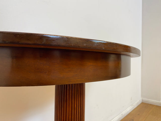 WMK # Eleganter und gut erhaltener kleiner ovaler 60er Jahre Beistelltisch im antikem Stil aus Mahagoni mit edlem Mittelfuß # Tisch Couchtisch Ablage Blumentisch Konsole Telefontisch Stilmöbel Vintage