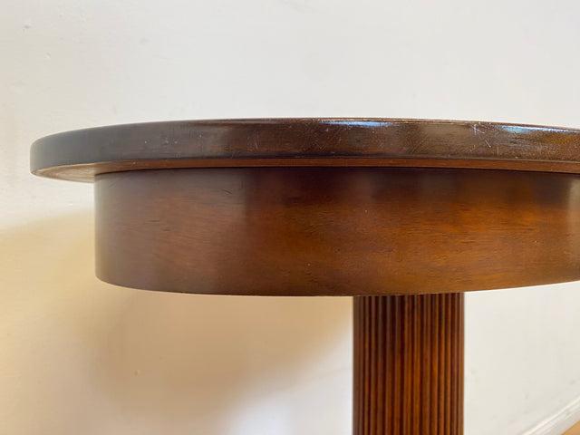 WMK # Eleganter und gut erhaltener kleiner ovaler 60er Jahre Beistelltisch im antikem Stil aus Mahagoni mit edlem Mittelfuß # Tisch Couchtisch Ablage Blumentisch Konsole Telefontisch Stilmöbel Vintage