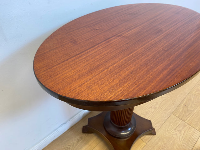 WMK # Eleganter und gut erhaltener kleiner ovaler 60er Jahre Beistelltisch im antikem Stil aus Mahagoni mit edlem Mittelfuß # Tisch Couchtisch Ablage Blumentisch Konsole Telefontisch Stilmöbel Vintage