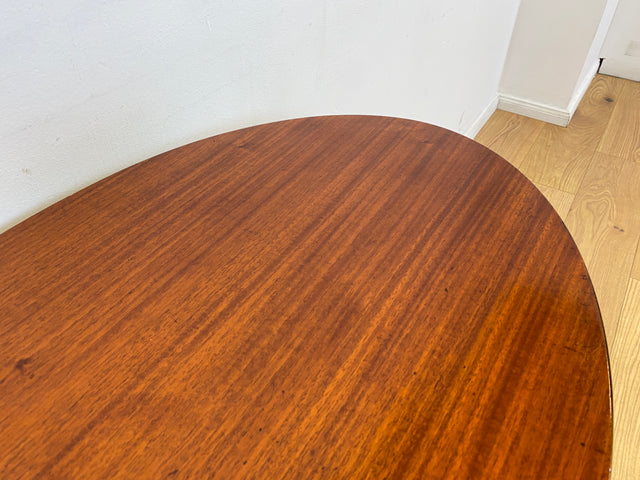 WMK # Eleganter und gut erhaltener kleiner ovaler 60er Jahre Beistelltisch im antikem Stil aus Mahagoni mit edlem Mittelfuß # Tisch Couchtisch Ablage Blumentisch Konsole Telefontisch Stilmöbel Vintage