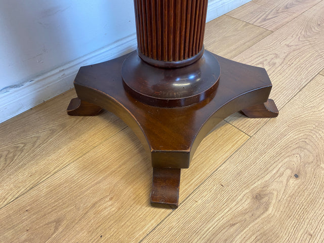 WMK # Eleganter und gut erhaltener kleiner ovaler 60er Jahre Beistelltisch im antikem Stil aus Mahagoni mit edlem Mittelfuß # Tisch Couchtisch Ablage Blumentisch Konsole Telefontisch Stilmöbel Vintage
