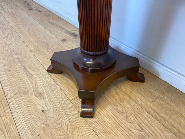 WMK # Eleganter und gut erhaltener kleiner ovaler 60er Jahre Beistelltisch im antikem Stil aus Mahagoni mit edlem Mittelfuß # Tisch Couchtisch Ablage Blumentisch Konsole Telefontisch Stilmöbel Vintage