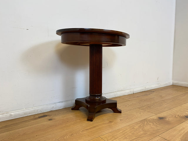 WMK # Eleganter und gut erhaltener kleiner ovaler 60er Jahre Beistelltisch im antikem Stil aus Mahagoni mit edlem Mittelfuß # Tisch Couchtisch Ablage Blumentisch Konsole Telefontisch Stilmöbel Vintage