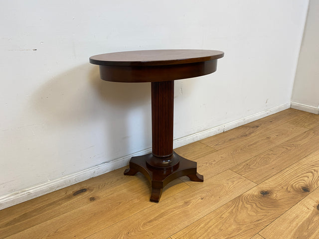 WMK # Eleganter und gut erhaltener kleiner ovaler 60er Jahre Beistelltisch im antikem Stil aus Mahagoni mit edlem Mittelfuß # Tisch Couchtisch Ablage Blumentisch Konsole Telefontisch Stilmöbel Vintage