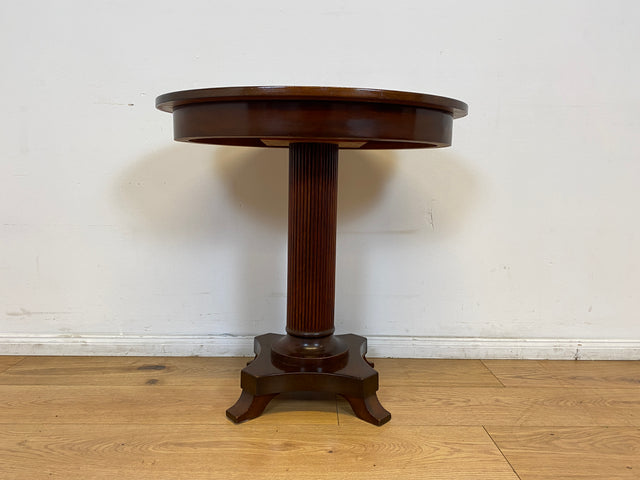 WMK # Eleganter und gut erhaltener kleiner ovaler 60er Jahre Beistelltisch im antikem Stil aus Mahagoni mit edlem Mittelfuß # Tisch Couchtisch Ablage Blumentisch Konsole Telefontisch Stilmöbel Vintage