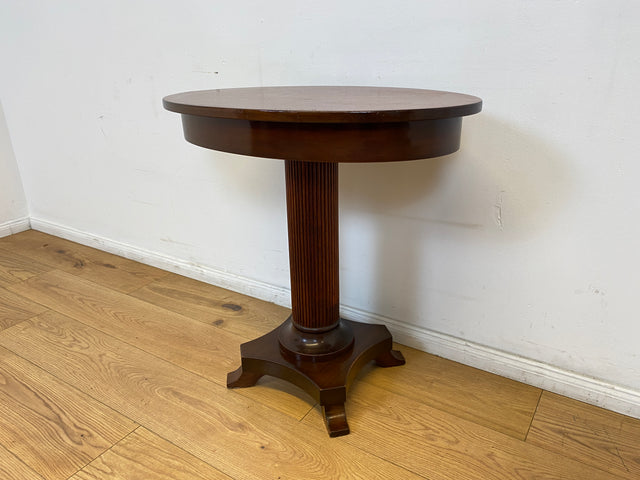 WMK # Eleganter und gut erhaltener kleiner ovaler 60er Jahre Beistelltisch im antikem Stil aus Mahagoni mit edlem Mittelfuß # Tisch Couchtisch Ablage Blumentisch Konsole Telefontisch Stilmöbel Vintage