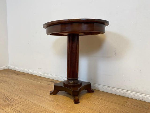 WMK # Eleganter und gut erhaltener kleiner ovaler 60er Jahre Beistelltisch im antikem Stil aus Mahagoni mit edlem Mittelfuß # Tisch Couchtisch Ablage Blumentisch Konsole Telefontisch Stilmöbel Vintage